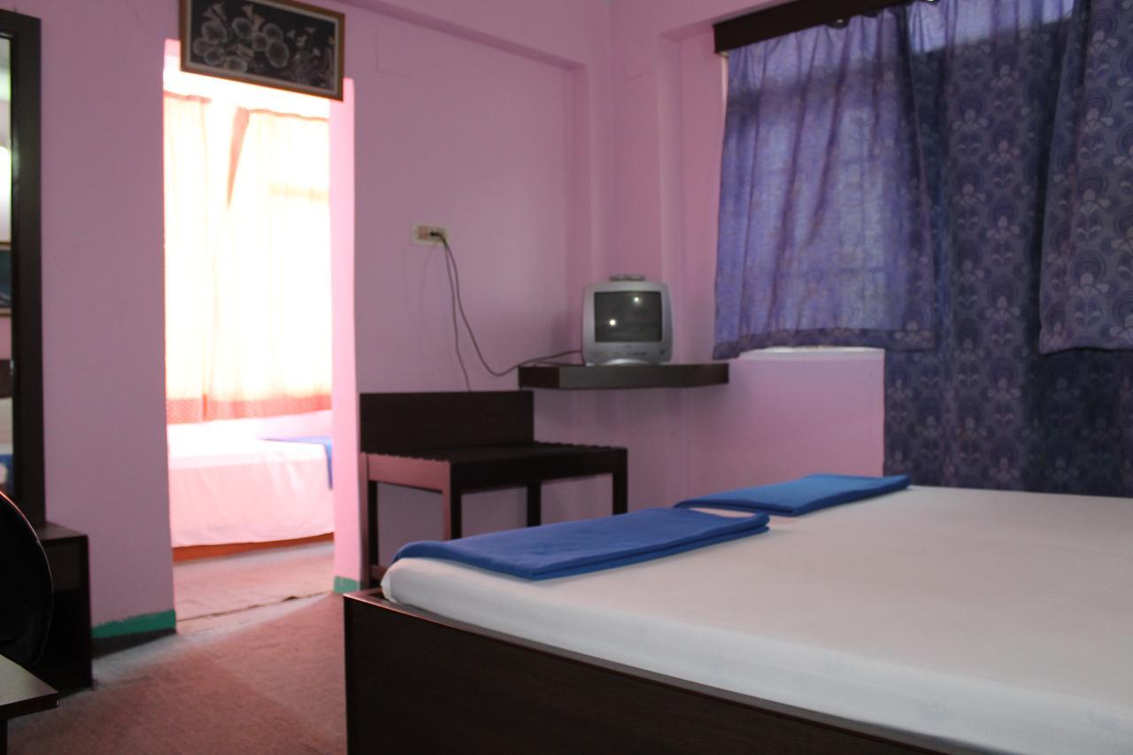 פורי Hotel Arya Palace מראה חיצוני תמונה