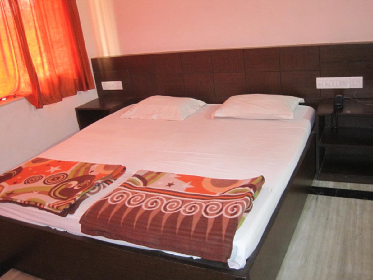 פורי Hotel Arya Palace מראה חיצוני תמונה
