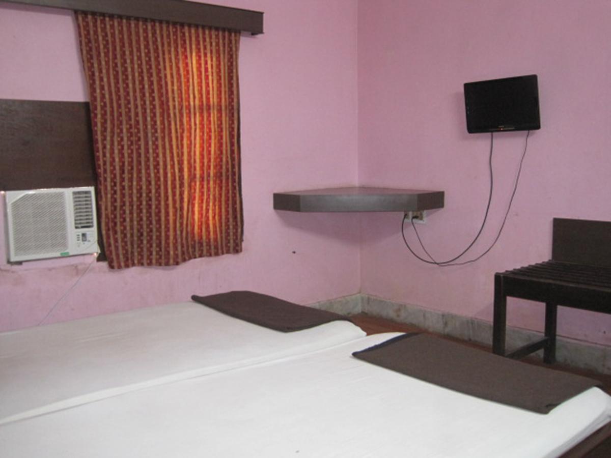 פורי Hotel Arya Palace מראה חיצוני תמונה