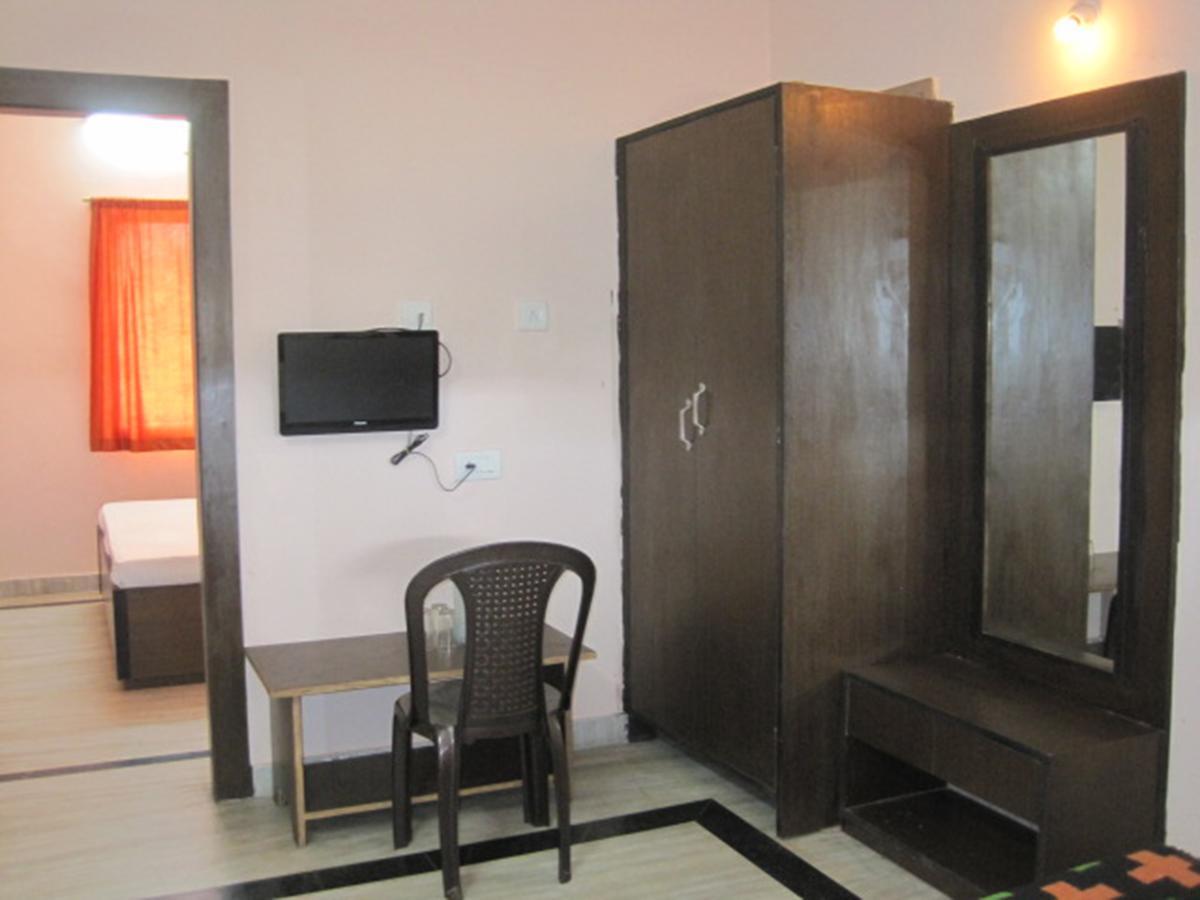פורי Hotel Arya Palace מראה חיצוני תמונה