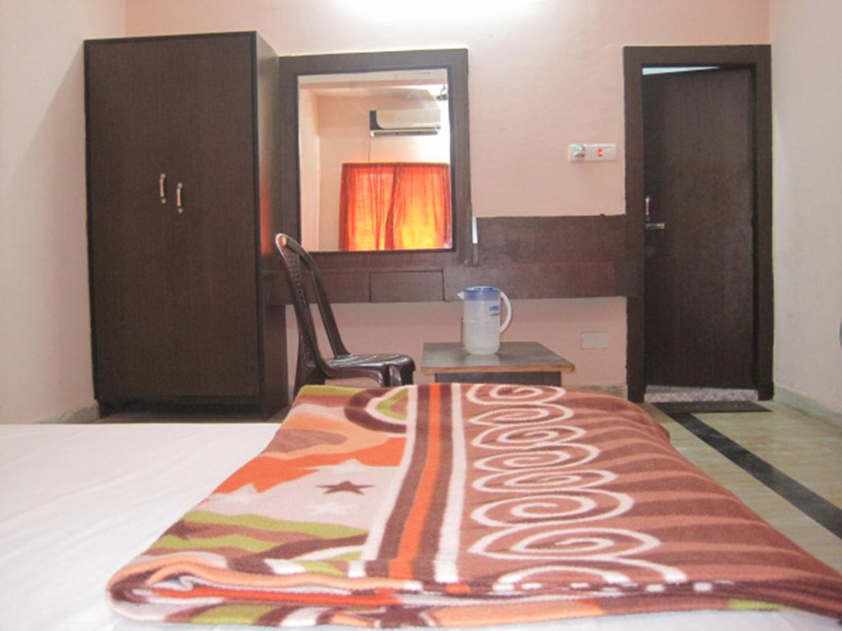 פורי Hotel Arya Palace מראה חיצוני תמונה