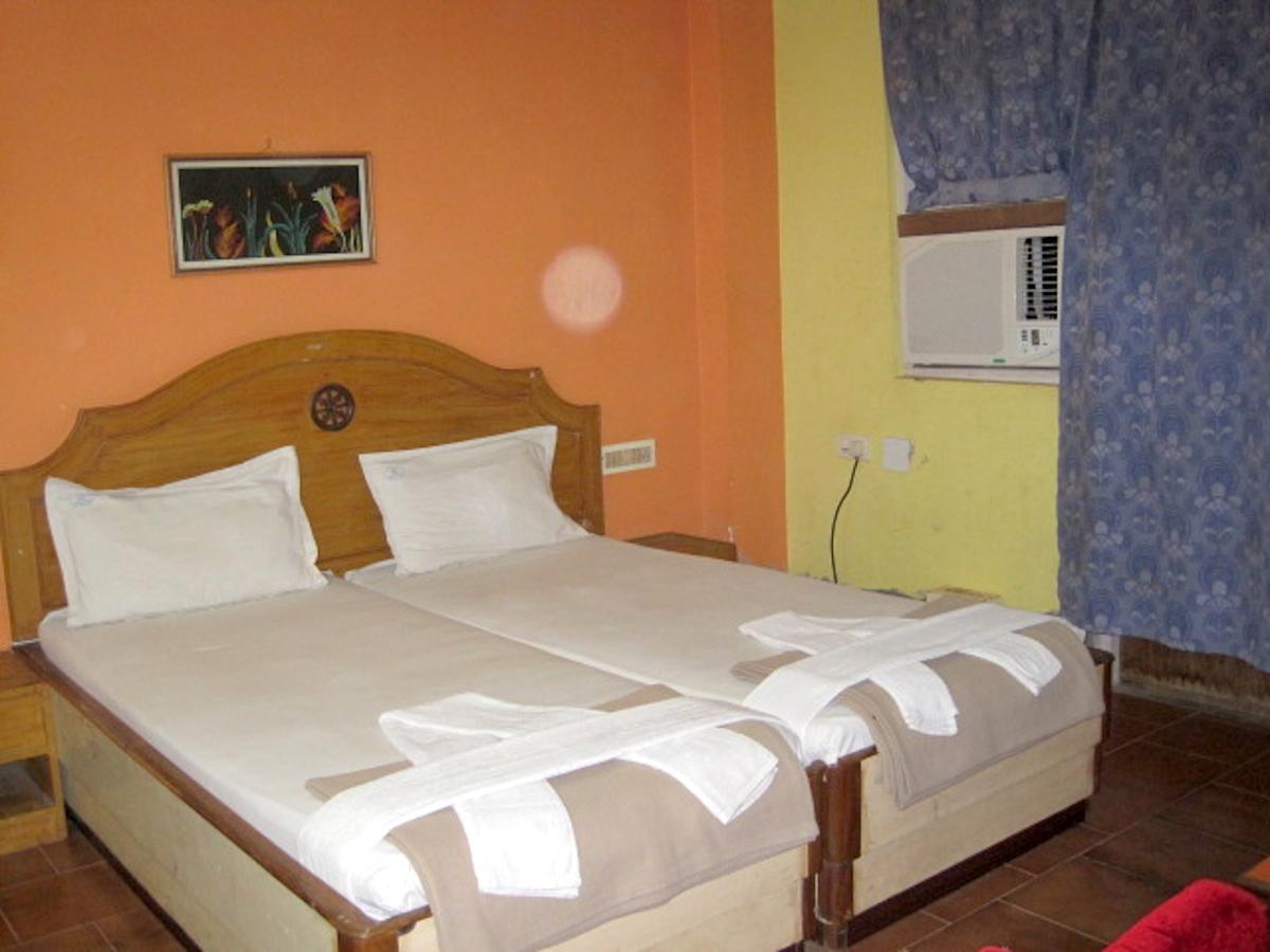 פורי Hotel Arya Palace מראה חיצוני תמונה