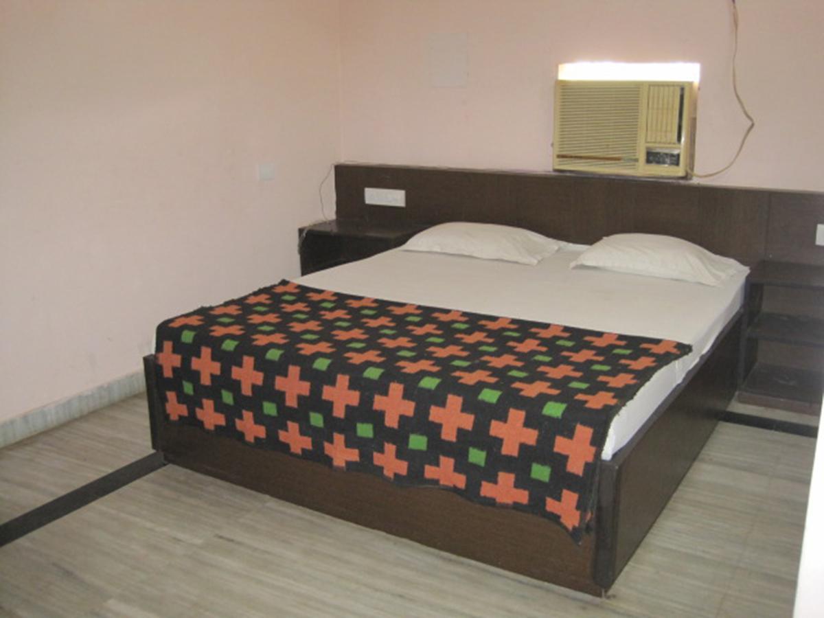 פורי Hotel Arya Palace מראה חיצוני תמונה