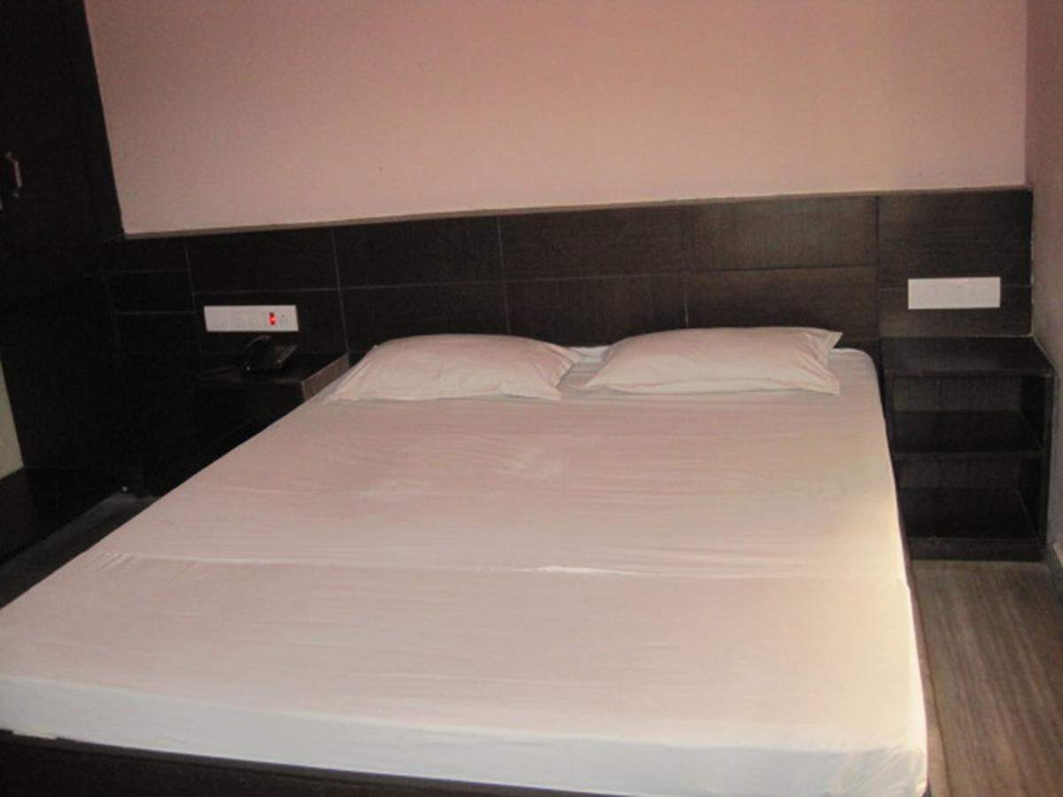 פורי Hotel Arya Palace מראה חיצוני תמונה