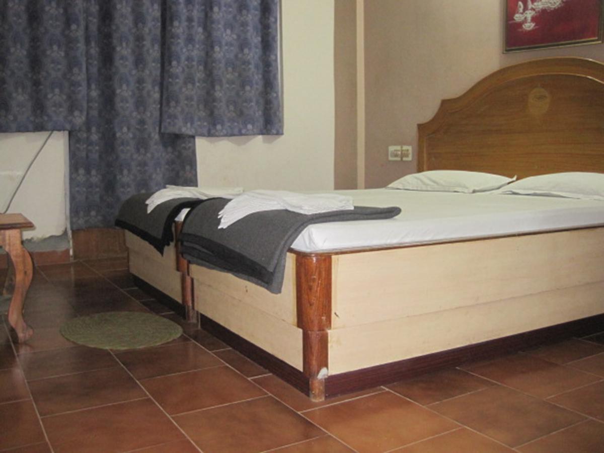 פורי Hotel Arya Palace מראה חיצוני תמונה