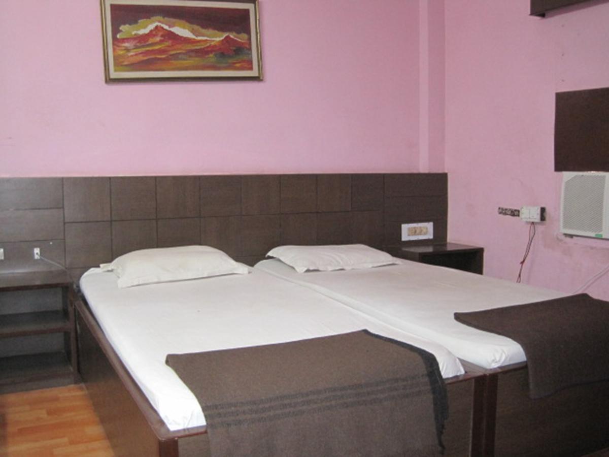 פורי Hotel Arya Palace מראה חיצוני תמונה