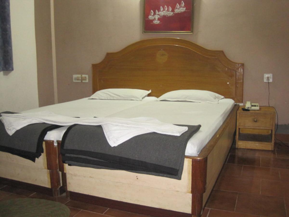 פורי Hotel Arya Palace מראה חיצוני תמונה